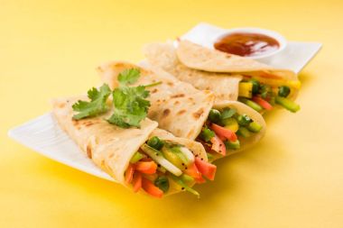 Sebze böreği denilen Hint popüler aperatifler veya sebze kullanılarak yapılan sebze franky içinde paratha/Çapati/roti domates ketçap ile sarılmış