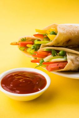 Sebze böreği denilen Hint popüler aperatifler veya sebze kullanılarak yapılan sebze franky içinde paratha/Çapati/roti domates ketçap ile sarılmış