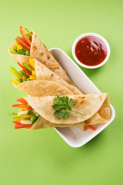 Sebze böreği denilen Hint popüler aperatifler veya sebze kullanılarak yapılan sebze franky içinde paratha/Çapati/roti domates ketçap ile sarılmış
