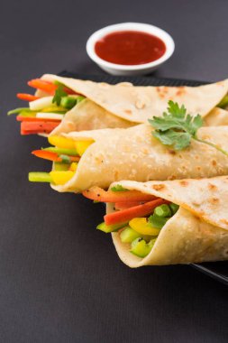 Sebze böreği denilen Hint popüler aperatifler veya sebze kullanılarak yapılan sebze franky içinde paratha/Çapati/roti domates ketçap ile sarılmış