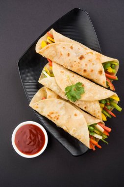 Sebze böreği denilen Hint popüler aperatifler veya sebze kullanılarak yapılan sebze franky içinde paratha/Çapati/roti domates ketçap ile sarılmış