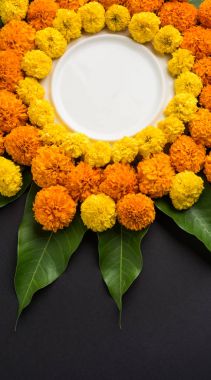 kadife çiçeği veya zendu çiçek ve mango kullanılarak yapılan çiçek rangoli kopya alanı orta, seçici odak ile siyah arka plan üzerinde bırakır