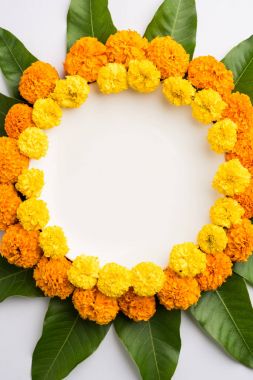 kadife çiçeği veya zendu çiçek ve mango kullanılarak yapılan çiçek rangoli kopya alanı orta, seçici odak ile siyah arka plan üzerinde bırakır