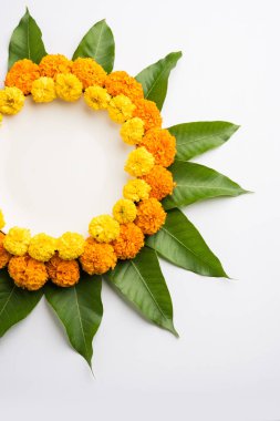 kadife çiçeği veya zendu çiçek ve mango kullanılarak yapılan çiçek rangoli kopya alanı orta, seçici odak ile siyah arka plan üzerinde bırakır