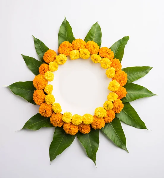 Rangolos de flores hechas con flores de caléndula o zendu y hojas de mango sobre fondo negro con espacio de copia en el centro, enfoque selectivo —  Fotos de Stock