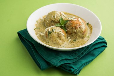 Methi malai paneer veya krem çemen ve Paneer Curry, popüler Kuzey Hint tarifi süt krem, methi ve paneer veya süzme peynir, kullanılarak hazırlanan roti/paratha, seçici odak ile servis