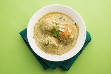 Methi malai paneer veya krem çemen ve Paneer Curry, popüler Kuzey Hint tarifi süt krem, methi ve paneer veya süzme peynir, kullanılarak hazırlanan roti/paratha, seçici odak ile servis