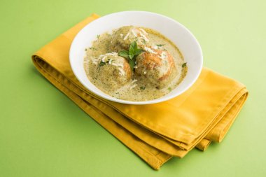 Methi malai paneer veya krem çemen ve Paneer Curry, popüler Kuzey Hint tarifi süt krem, methi ve paneer veya süzme peynir, kullanılarak hazırlanan roti/paratha, seçici odak ile servis