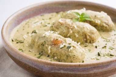 Methi malai paneer veya krem çemen ve Paneer Curry, popüler Kuzey Hint tarifi süt krem, methi ve paneer veya süzme peynir, kullanılarak hazırlanan roti/paratha, seçici odak ile servis