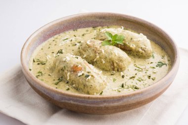 Methi malai paneer veya krem çemen ve Paneer Curry, popüler Kuzey Hint tarifi süt krem, methi ve paneer veya süzme peynir, kullanılarak hazırlanan roti/paratha, seçici odak ile servis