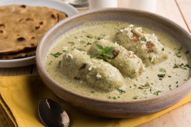 Methi malai paneer veya krem çemen ve Paneer Curry, popüler Kuzey Hint tarifi süt krem, methi ve paneer veya süzme peynir, kullanılarak hazırlanan roti/paratha, seçici odak ile servis
