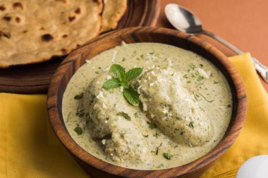 Methi malai paneer veya krem çemen ve Paneer Curry, popüler Kuzey Hint tarifi süt krem, methi ve paneer veya süzme peynir, kullanılarak hazırlanan roti/paratha, seçici odak ile servis