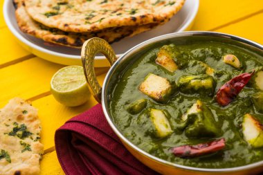 Hint köri çanak - ıspanak ve peynir, oluşan Palak paneer beyaz kase, seçici odak görev yaptı.