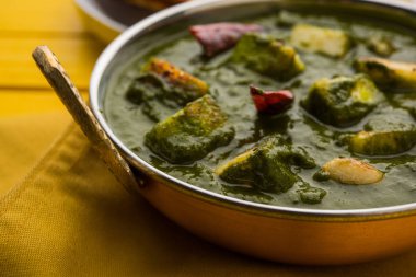 Hint köri çanak - ıspanak ve peynir, oluşan Palak paneer beyaz kase, seçici odak görev yaptı.