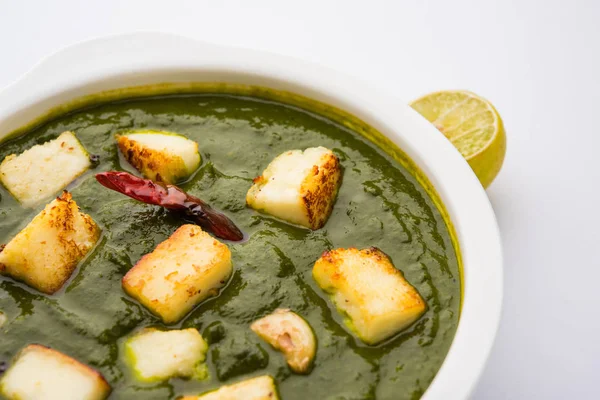 Plato de curry indio - Palak paneer compuesto de espinacas y queso cottage, servido en tazón blanco, enfoque selectivo —  Fotos de Stock