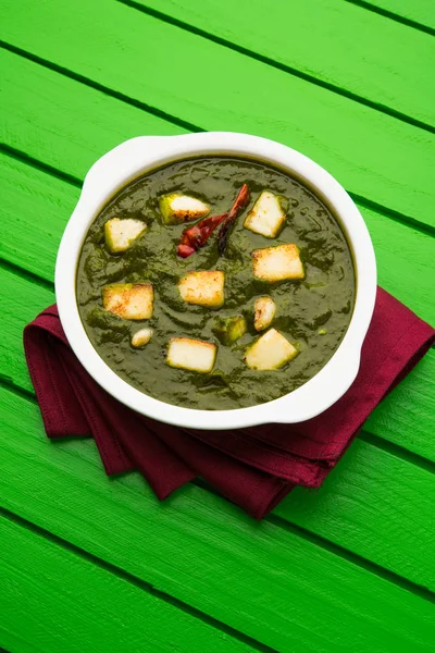 Indian curry dish - Palak paneer made up of  spinach and cottage cheese, served in white bowl, selective focus — Stock Photo, Image