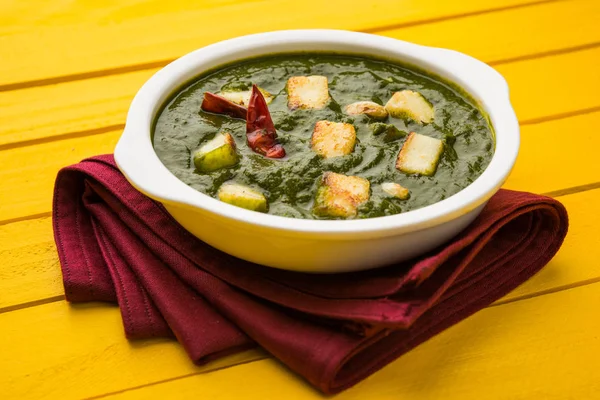 Plato de curry indio - Palak paneer compuesto de espinacas y queso cottage, servido en tazón blanco, enfoque selectivo —  Fotos de Stock