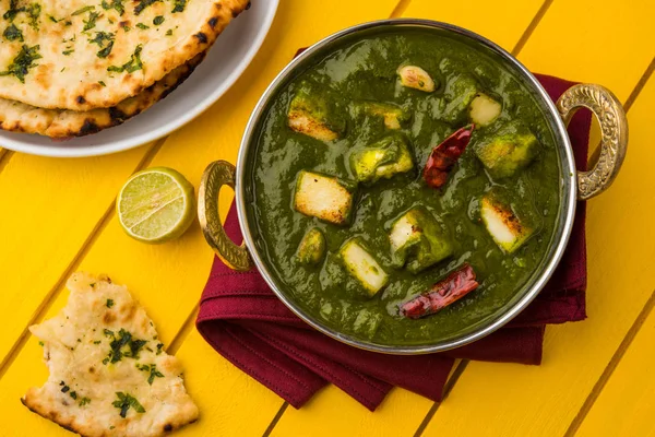 Plato de curry indio - Palak paneer compuesto de espinacas y queso cottage, servido en tazón blanco, enfoque selectivo —  Fotos de Stock