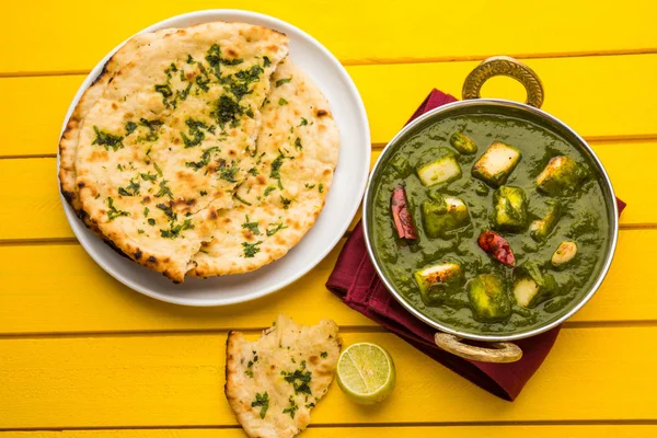 Plat au curry indien paneer Palak composé d'épinards et fromage cottage, servi dans un bol blanc, mise au point sélective — Photo