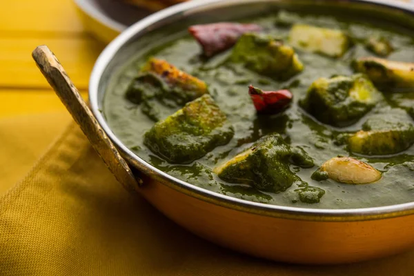 Indian curry dish - Palak paneer made up of  spinach and cottage cheese, served in white bowl, selective focus — Stock Photo, Image