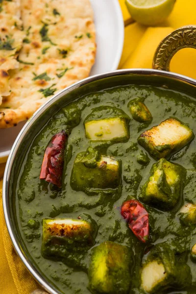 Plato de curry indio - Palak paneer compuesto de espinacas y queso cottage, servido en tazón blanco, enfoque selectivo —  Fotos de Stock