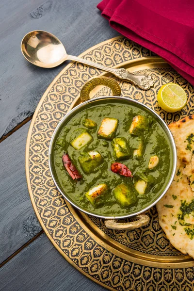 Indiase kerrie schotel - Palak paneer samengesteld uit spinazie en cottage kaas, geserveerd in witte kom, selectieve aandacht — Stockfoto