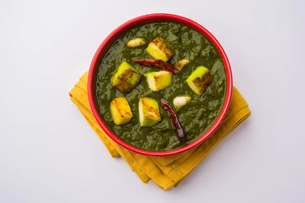 Indian curry dish - Palak paneer made up of  spinach and cottage cheese, served in white bowl, selective focus — Stock Photo, Image