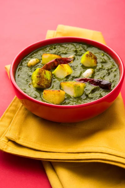 Plato de curry indio - Palak paneer compuesto de espinacas y queso cottage, servido en tazón blanco, enfoque selectivo — Foto de Stock