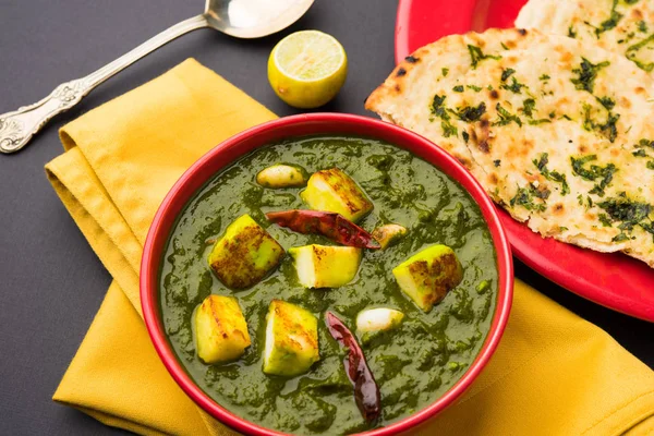Indiase kerrie schotel - Palak paneer samengesteld uit spinazie en cottage kaas, geserveerd in witte kom, selectieve aandacht — Stockfoto