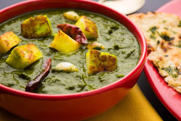 Indian curry dish - Palak paneer made up of  spinach and cottage cheese, served in white bowl, selective focus — Stock Photo, Image