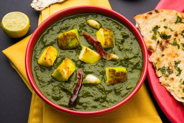 Plato de curry indio - Palak paneer compuesto de espinacas y queso cottage, servido en tazón blanco, enfoque selectivo —  Fotos de Stock