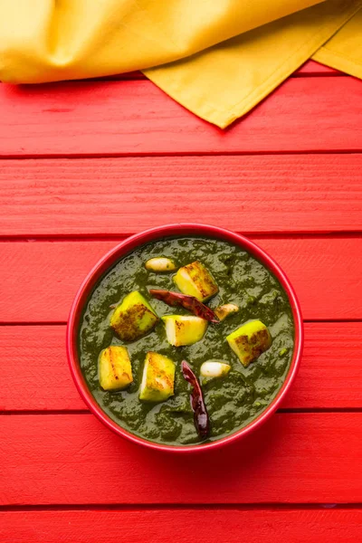 Indian curry dish - Palak paneer made up of  spinach and cottage cheese, served in white bowl, selective focus — Stock Photo, Image