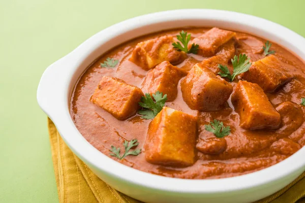 Панцерне масло масала або сирне карі, популярне індійське меню обіду / вечері на весіллях або вечірках, вибірковий фокус — стокове фото