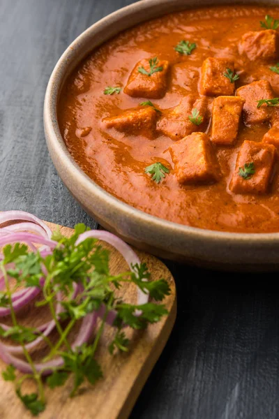 Paneer mantequilla masala o queso cottage curry, almuerzo popular indio / menú de la cena en bodas o fiestas, enfoque selectivo — Foto de Stock