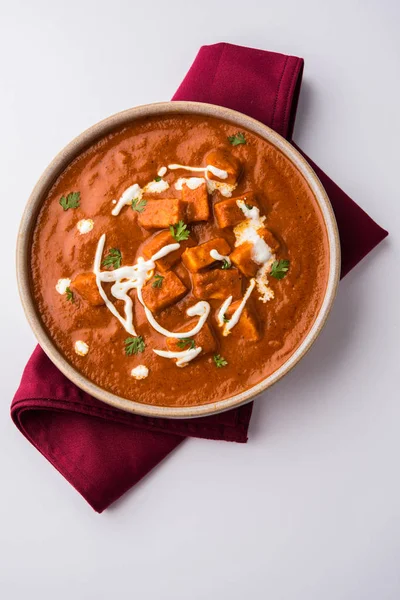 Paneer Butter Masala oder Käsecurry, beliebtes indisches Mittag- / Abendessen bei Hochzeiten oder Partys, selektiver Fokus — Stockfoto