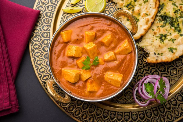 Панцерне масло масала або сирне карі, популярне індійське меню обіду / вечері на весіллях або вечірках, вибірковий фокус — стокове фото