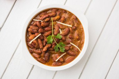 börülce köri veya rajma veya rajmah chawal ve roti, tipik Kuzey Hint ana yemek, seçici odak