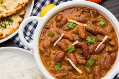 börülce köri veya rajma veya rajmah chawal ve roti, tipik Kuzey Hint ana yemek, seçici odak