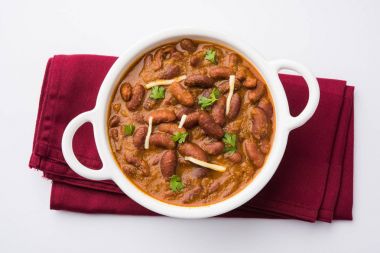 börülce köri veya rajma veya rajmah chawal ve roti, tipik Kuzey Hint ana yemek, seçici odak