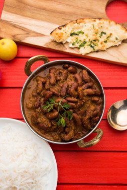 börülce köri veya rajma veya rajmah chawal ve roti, tipik Kuzey Hint ana yemek, seçici odak