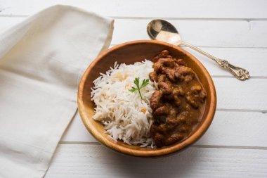 börülce köri veya rajma veya rajmah chawal ve roti, tipik Kuzey Hint ana yemek, seçici odak