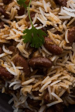 börülce köri veya rajma veya rajmah chawal ve roti, tipik Kuzey Hint ana yemek, seçici odak