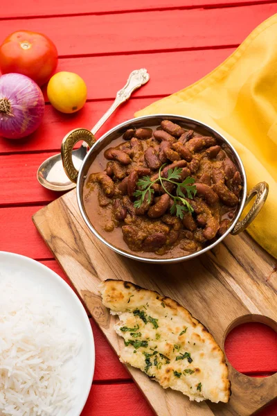 Φασόλι νεφρών κάρι ή rajma ή rajmah chawal και roti, τυπικό Βόρεια ινδική κυρίως πιάτο, επιλεκτική εστίαση — Φωτογραφία Αρχείου