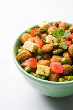Soya 65 parçalar ya da soya yığın fry sağlıklı bir aperatif yemek protein zengin, vejetaryen tabağı ideal yeni başlayanlar için kolay. popüler Hint yemeği. seçici odak
