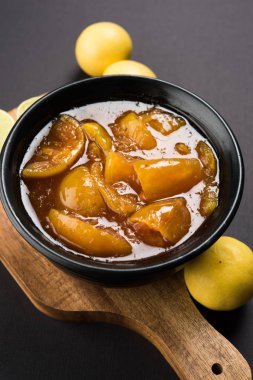 Hint Limon Turşu veya nimbu ka achar / loncha içinde arka