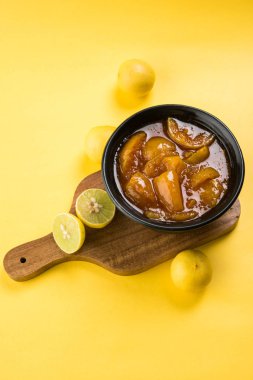 Hint Limon Turşu veya nimbu ka achar / loncha içinde arka