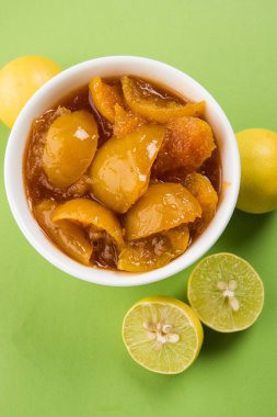 Hint Limon Turşu veya nimbu ka achar / loncha içinde arka