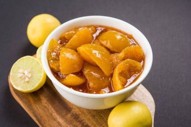 Hint Limon Turşu veya nimbu ka achar / loncha içinde arka