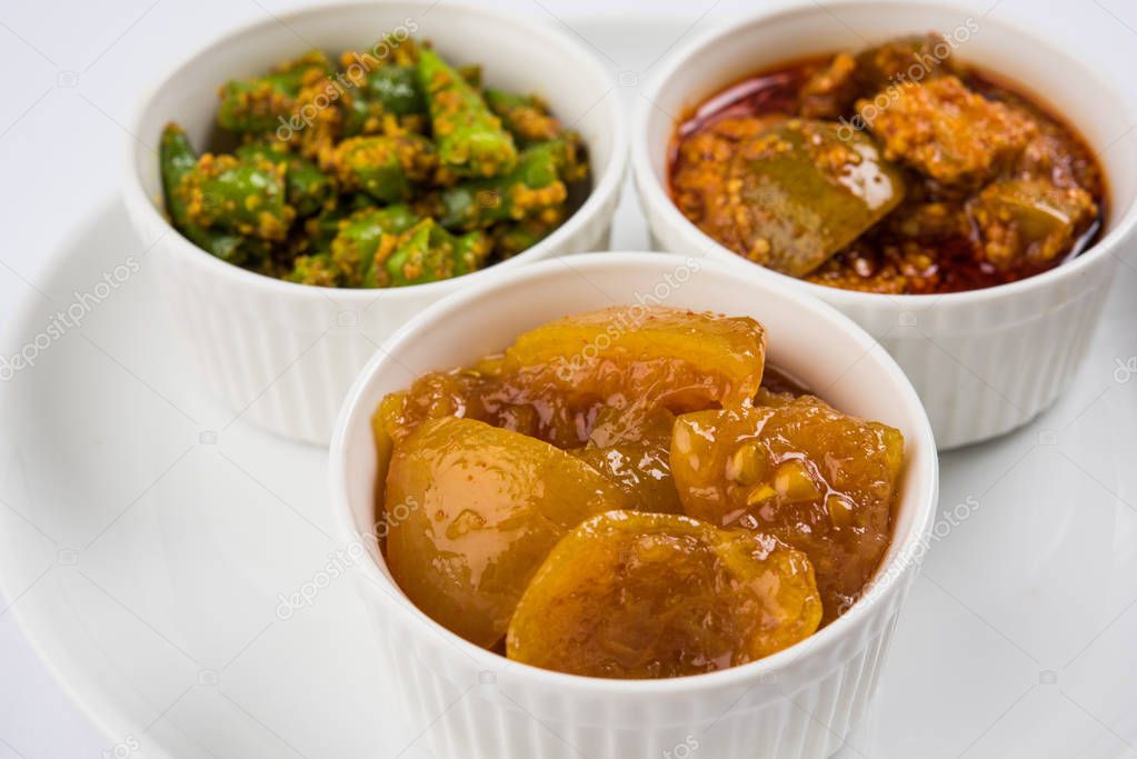 Fotografía de grupo de encurtidos indios como el encurtido de mango, el