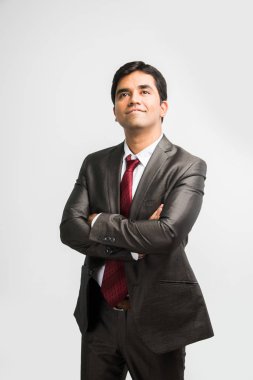 büyük smartphone üzerinde ve poz, beyaz arka plan üzerinde izole sunma el dinlenme bir Kızılderili ya da Asyalı işadamı kavramı fotoğraf